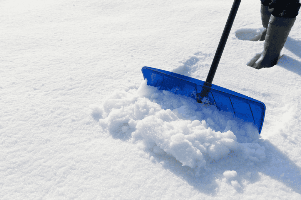 Snöröjning i Göteborg med snöskyffel